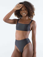 Sutia reto com viés preto da Greenish, modelando o corpo de forma elegante e confortável.