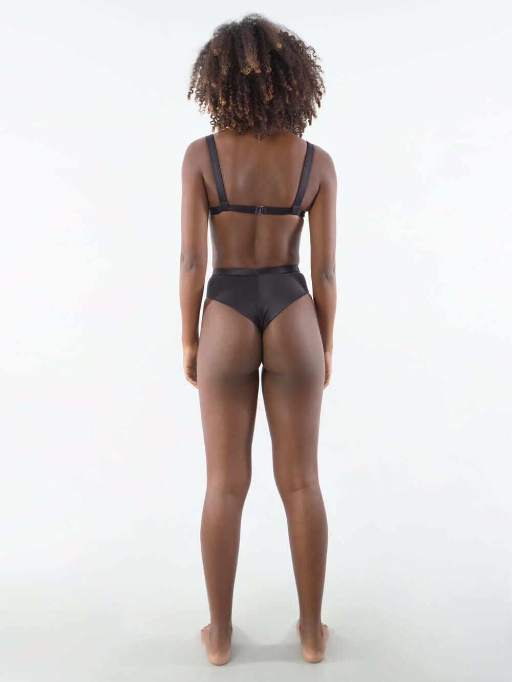 Sutia reto com vies preto da marca Greenish, modelo feminino, vista traseira destacando o design elegante.