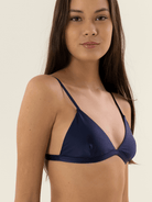 Sutia triangular verde marinho com base larga da Greenish, ideal para conforto e estilo na praia.