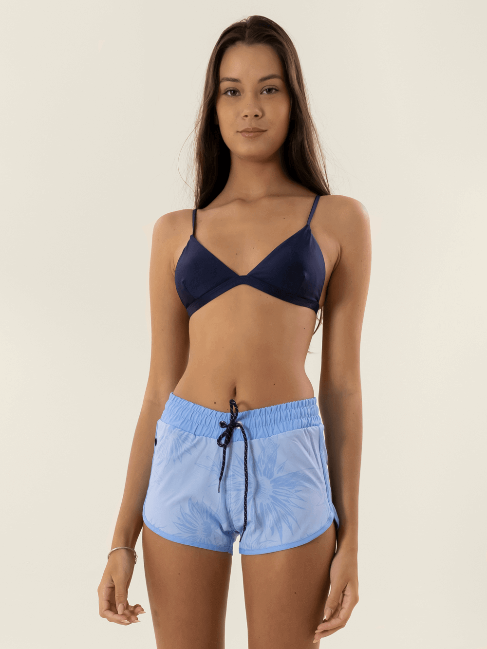 Sutia triangular azul marinho com base larga da Greenish, ideal para conforto e estilo na praia.