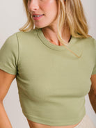 Camiseta cropped em ribana na cor verde pistache da marca Greenish, estilo moderno e confortável.
