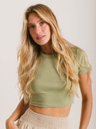 Camiseta cropped em ribana verde pistache da Greenish, ideal para looks modernos e confortáveis.