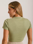 T-shirt cropped em ribana verde pistache da marca Greenish, vista posterior, estilo moderno e confortável.
