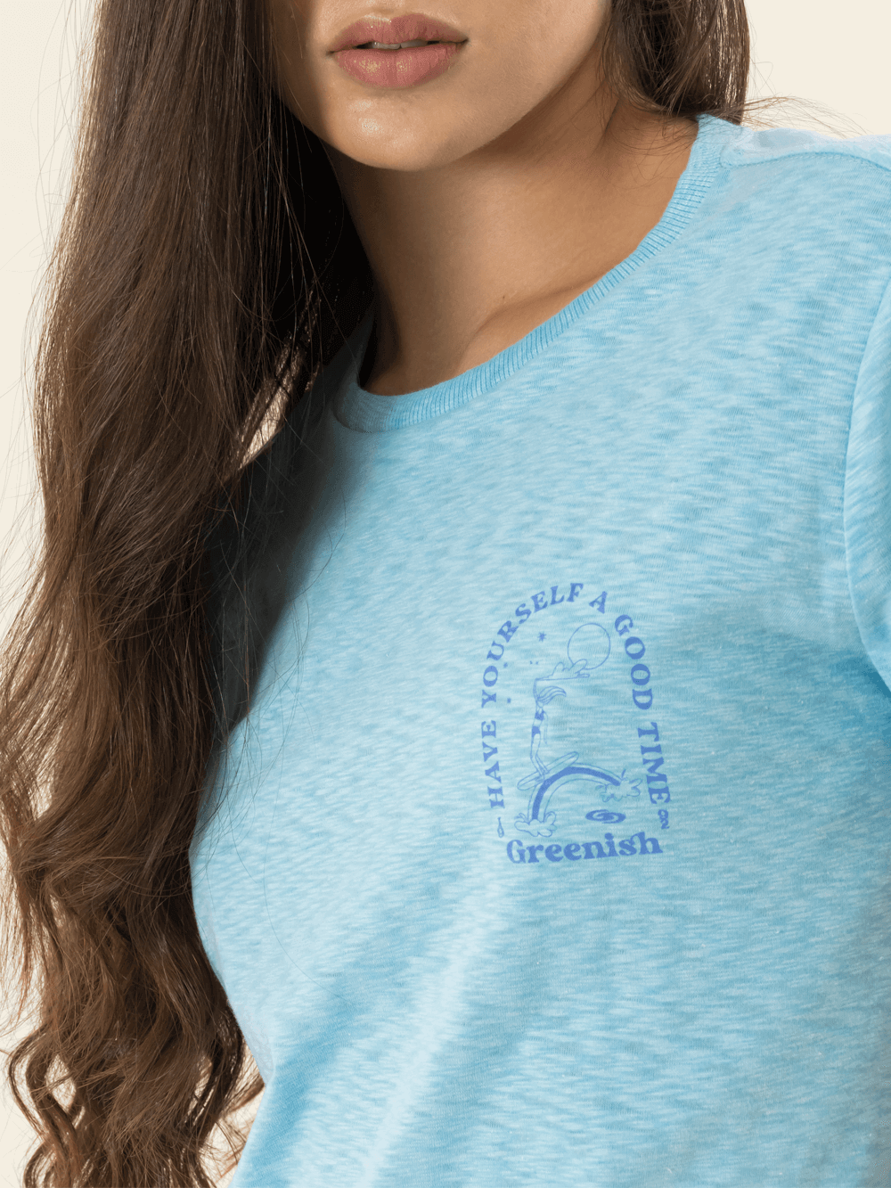 T-shirt Good Times azul da Greenish, confortável e estilosa, ideal para momentos descontraídos e correria.