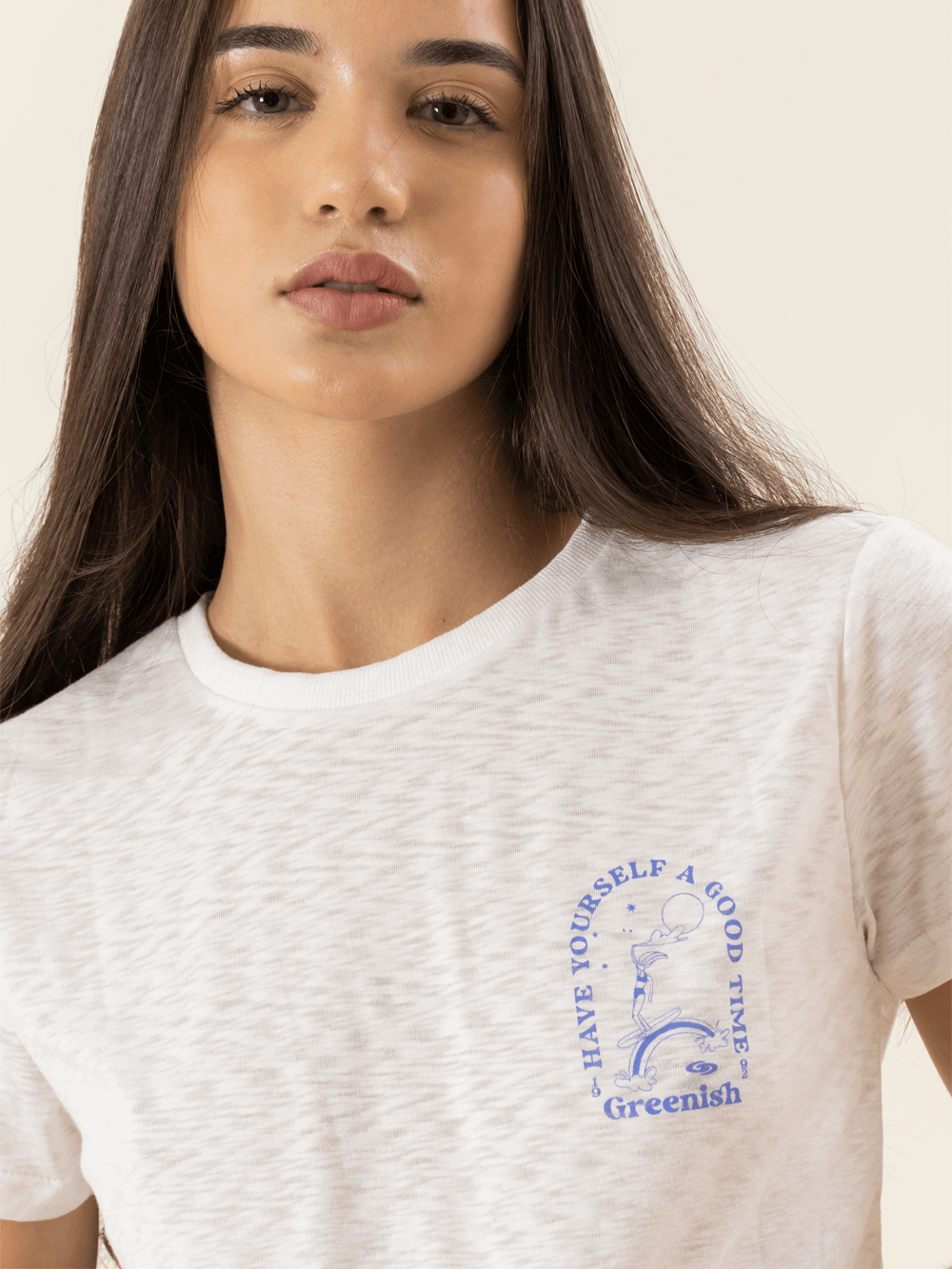 Modelo usando a t-shirt Good Times branca da Greenish com estampa exclusiva. Conforto e estilo para todos os momentos.