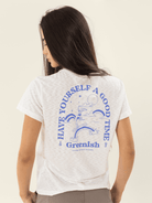 T-shirt Good Times da Greenish, estampa exclusiva com slogan alegre e design confortável em fundo claro.