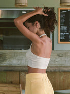 Top Adriana da Greenish, modelo frente única em malha canelada, disponível na cor gelo, valorizando o corpo.