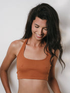 Top Adriana marron da Greenish, tecido canelado, ajuste perfeito, decote valorizado, modelo frente única.