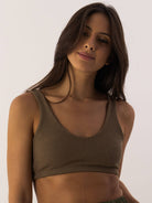 Top Amélia verde da Greenish, confortável e estiloso, ideal para looks casuais e modernos.