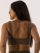 Top Amélia Verde da Greenish, vista traseira em tecido macio e confortável, ideal para o dia a dia.