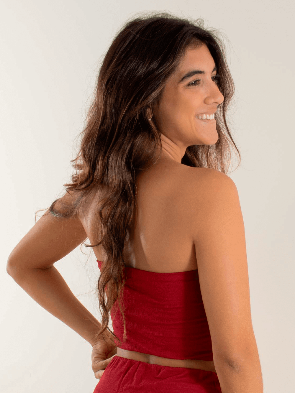 Top Greta vermelho da Greenish, blusa cropped sem mangas, estilo moderno e confortável.