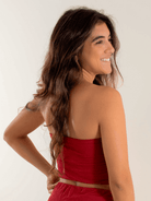 Top Greta vermelho da Greenish, blusa cropped sem mangas, estilo moderno e confortável.