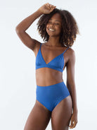 Top Ingrid azul da Greenish, biquíni feminino de crochê com detalhes em top e calça alta, moda praia.