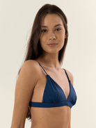 Top Ingrid azul marinho da marca Greenish, com design triangular e alças ajustáveis, ideal para o verão.