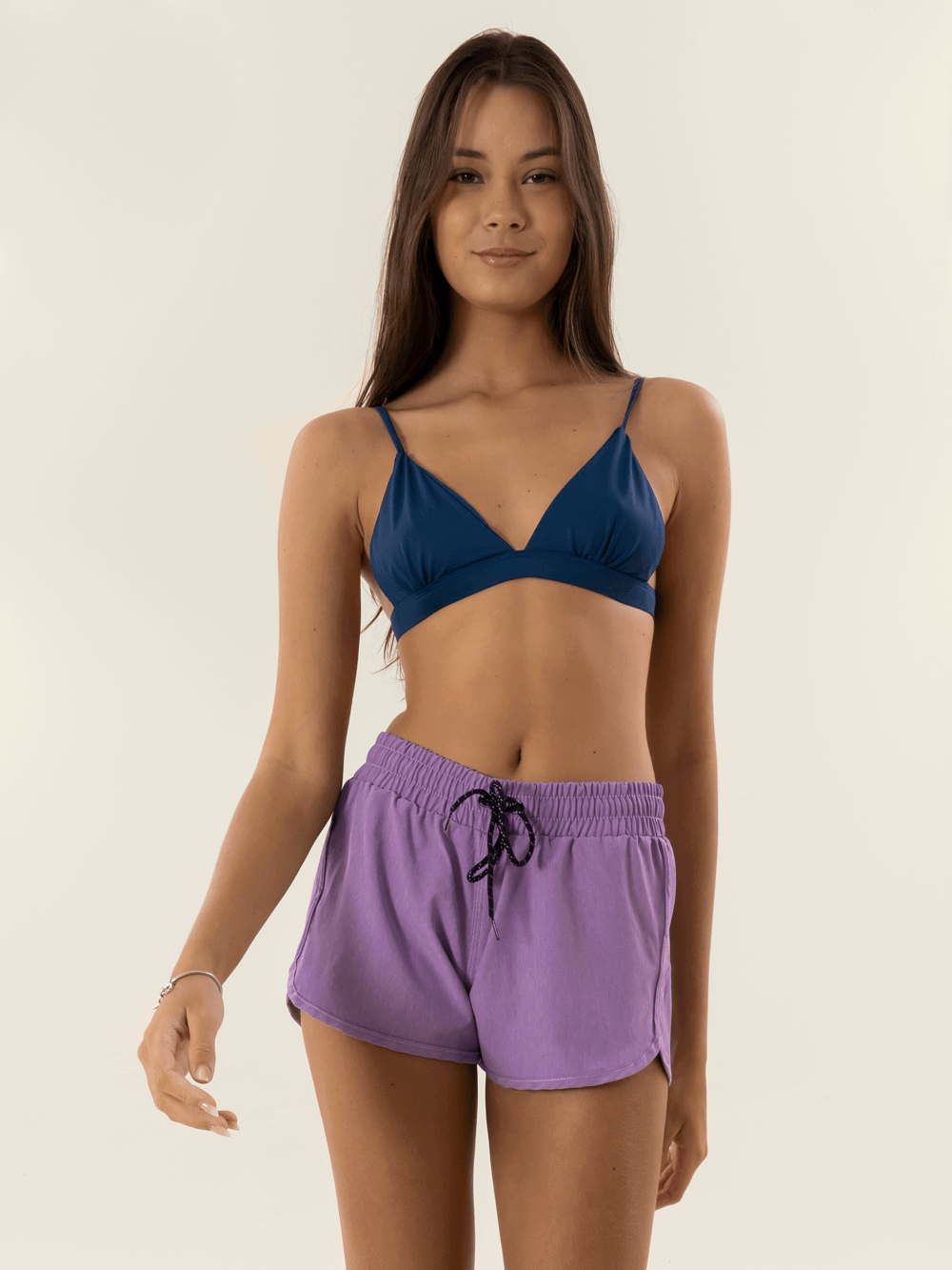 TOP INGRID - AZUL MARINHO da Greenish: biquíni azul marinho com shorts roxos, ideal para o verão.