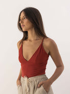 Blusa Top Liz na cor chocolate, confortável e estilosa, da marca Greenish. Ideal para dias de sol.