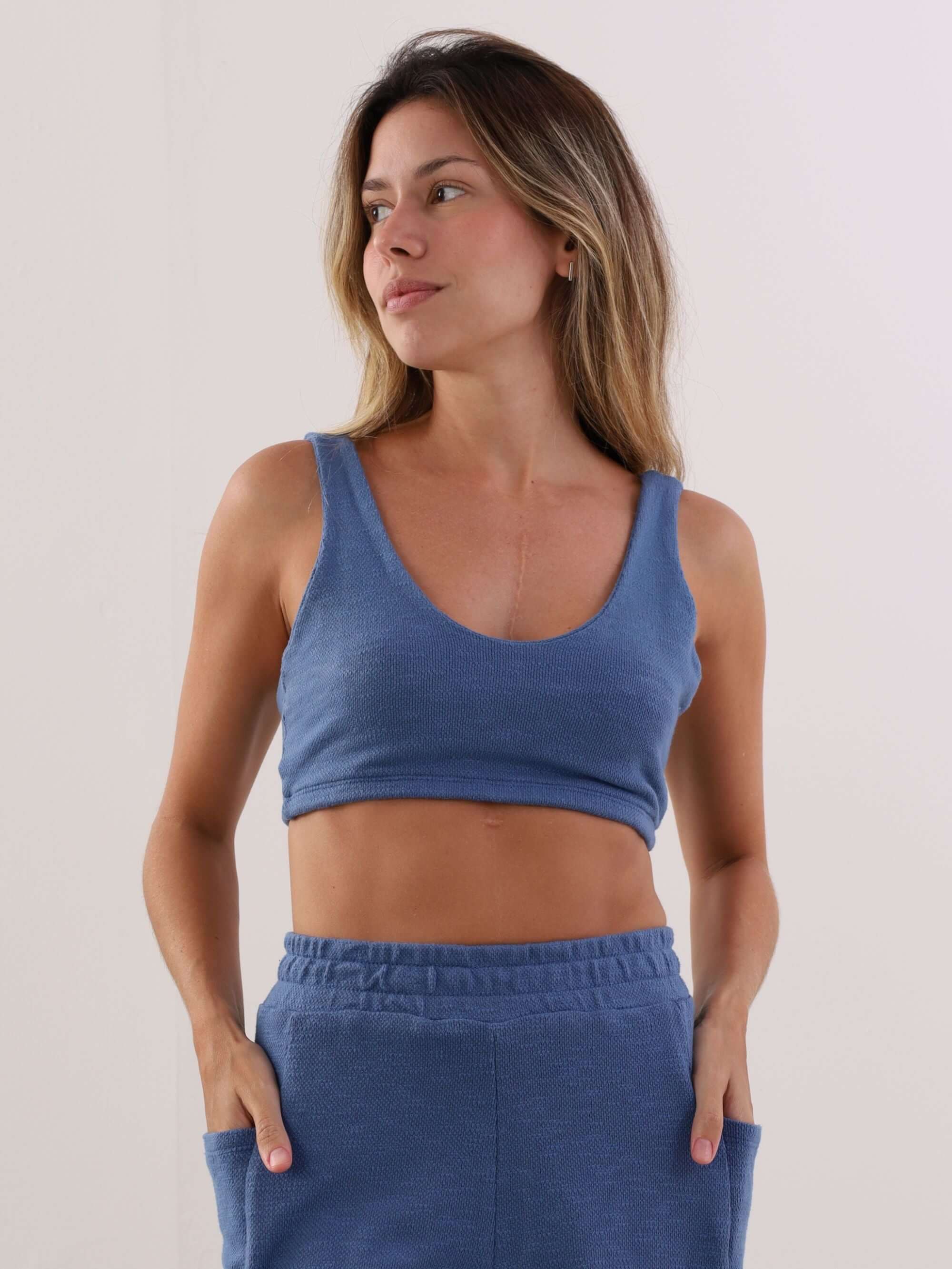 Top Mila Azul da Greenish, blusa cropped confortável e estilosa, ideal para o verão.