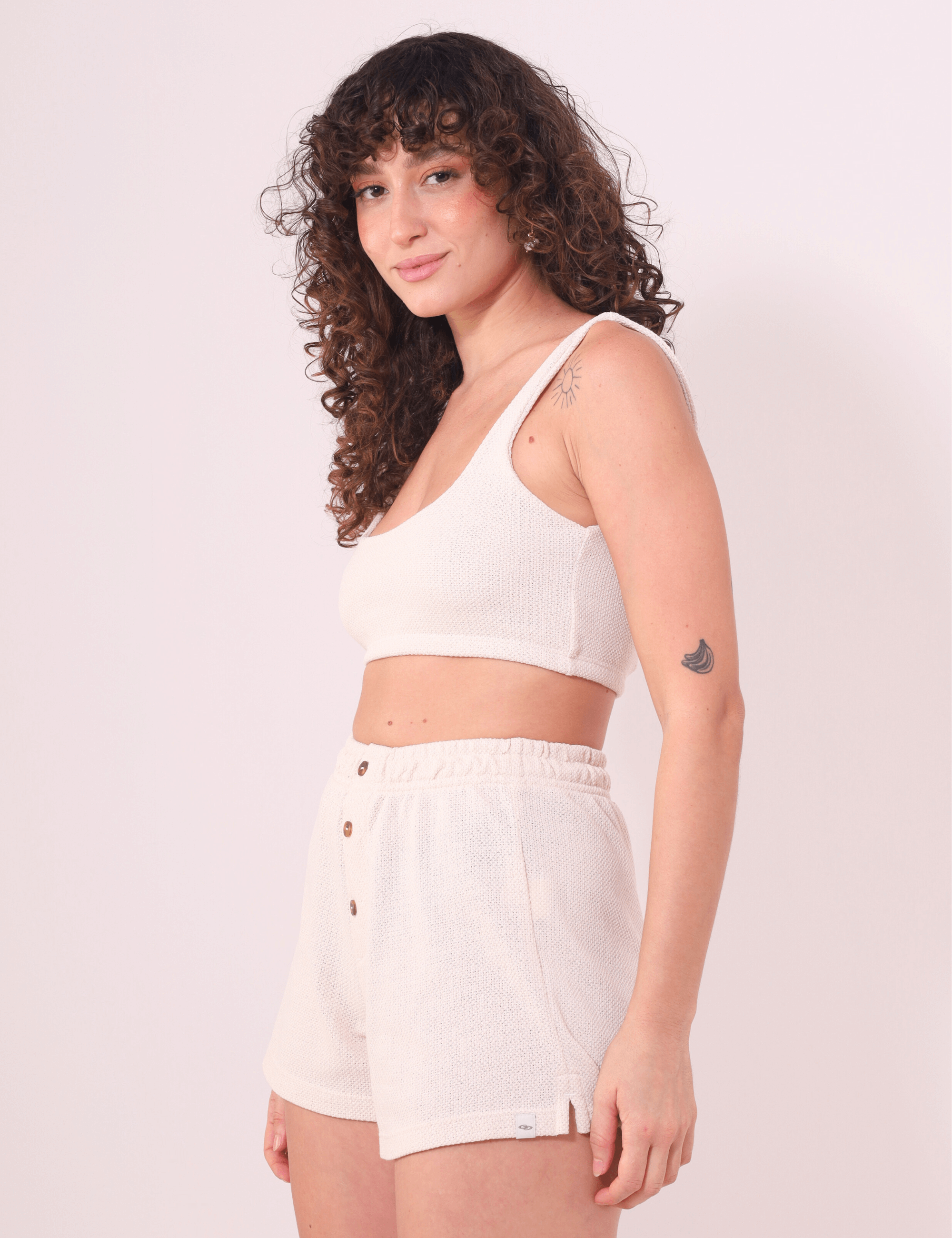 Modelo usando Top Nalu Bege da Greenish, peça essencial e leve com estrutura dupla, ideal para looks descontraídos e diários.