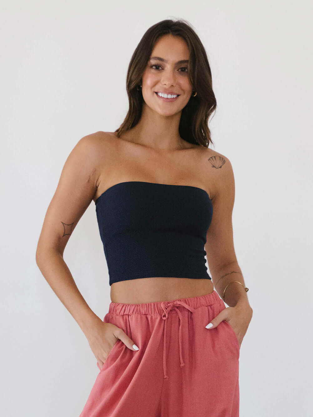 Top Reto Valerie azul marinho da Greenish, modelo minimalista e versátil, com corpo ajustado e sem alças.