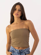Top Reto Valerie bege da Greenish, versátil e sem alças, ideal para looks minimalistas e despojados.