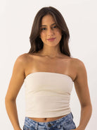 Top Reto Valerie minimalista da Greenish, em algodão sustentável, com ajuste perfeito e sem alças.