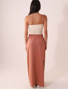 Modelo vestindo o TOP RETO VALERIE - OFF WHITE da marca Greenish, estiloso e minimalista, com ajuste perfeito ao corpo.