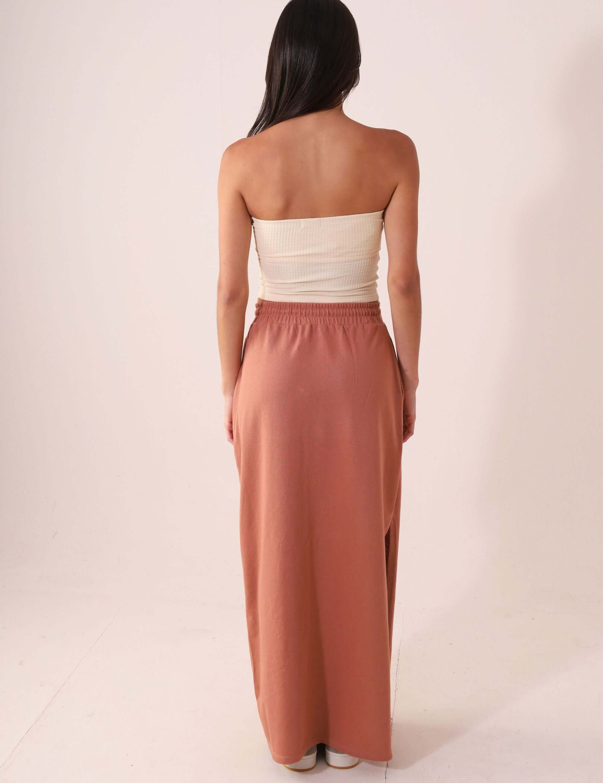 Modelo vestindo o TOP RETO VALERIE - OFF WHITE da marca Greenish, estiloso e minimalista, com ajuste perfeito ao corpo.