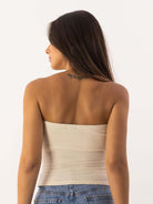 Top Reto Valerie da Greenish, modelo minimalista e sem alças, ideal para looks despojados.