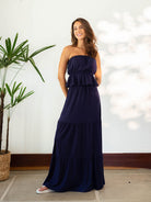 Modelo vestindo vestido longo azul marinho Top Romy da Greenish, com decote reto e sem alças.