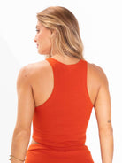 Top tricot Issy da Greenish, modelo cropped laranja com design de regatinha, vista posterior.