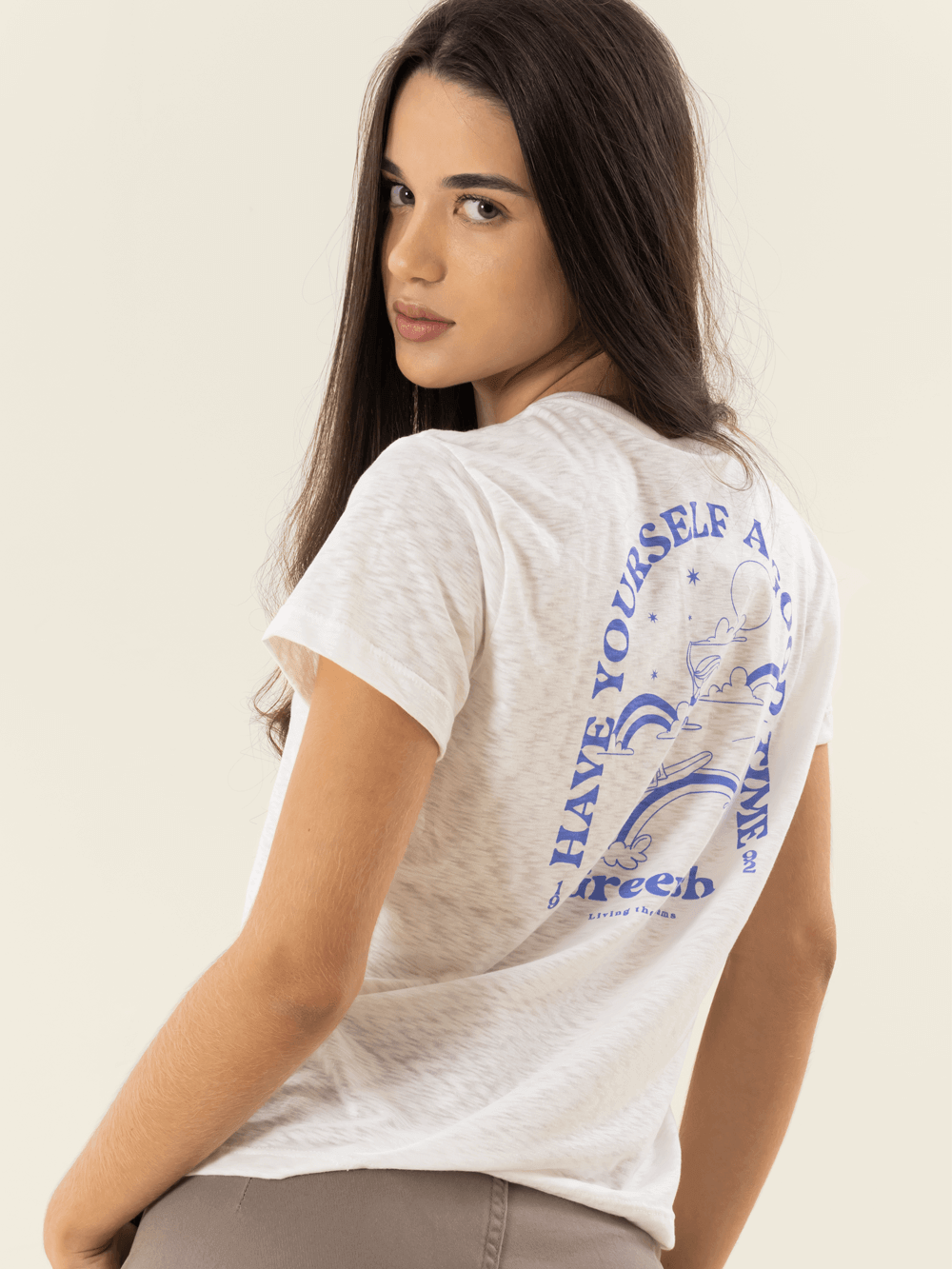 T-shirt Good Times da Greenish, branca com estampa exclusiva nas costas, ideal para conforto e estilo no dia a dia.