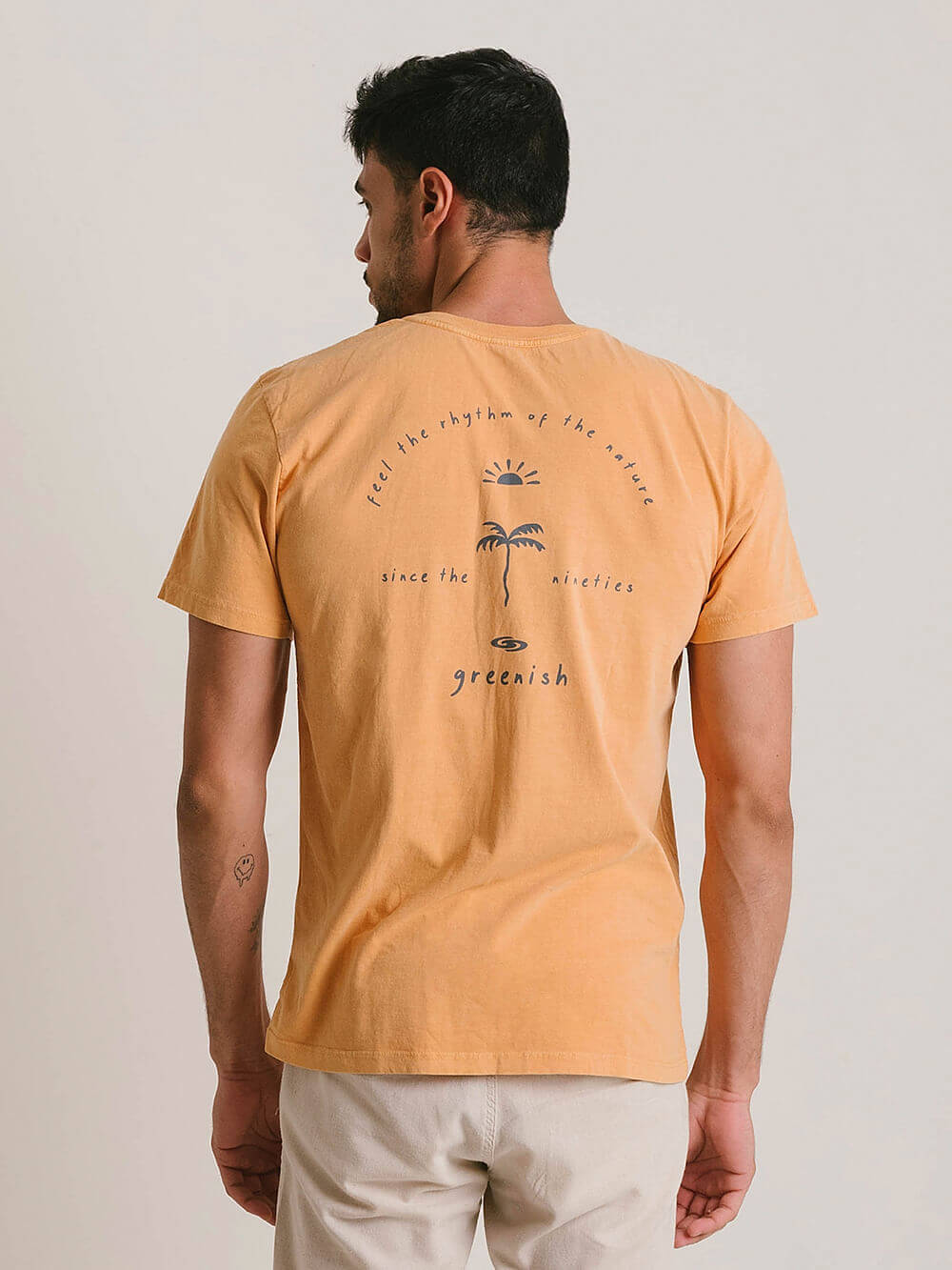 Camiseta Vintage Rhythm da Greenish, lavagem especial e efeito envelhecido, cor amarelo escuro.