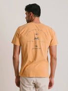 Camiseta Vintage Rhythm da Greenish, lavagem especial e efeito envelhecido, cor amarelo escuro.