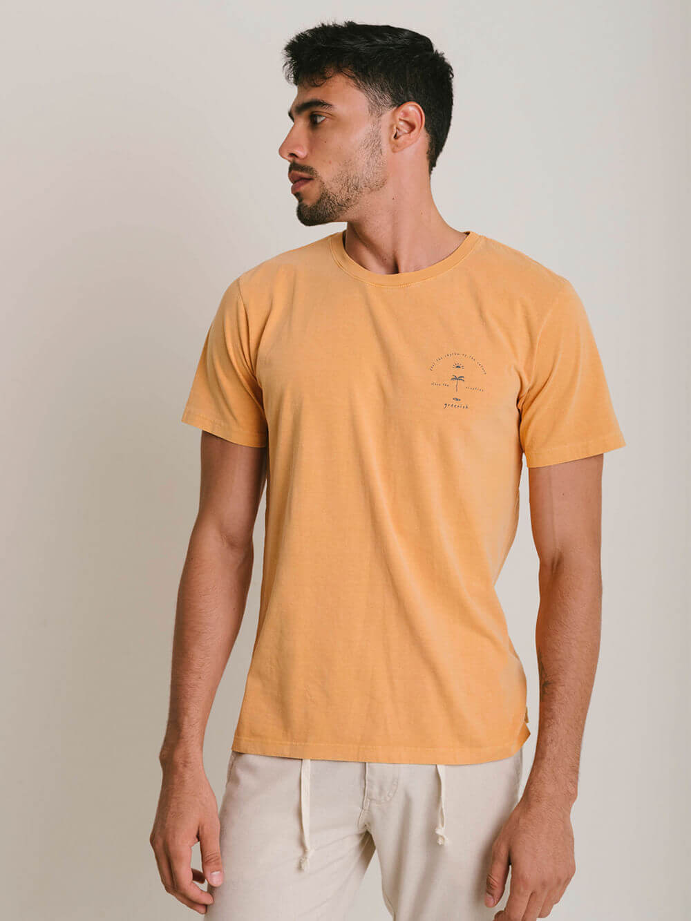Camiseta vintage amarelo escuro da Greenish, com efeito de envelhecimento natural e design moderno.