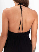 Vista nas costas do vestido curto Abby da Greenish, na cor preta, destacando detalhes e amarrações elegantes.