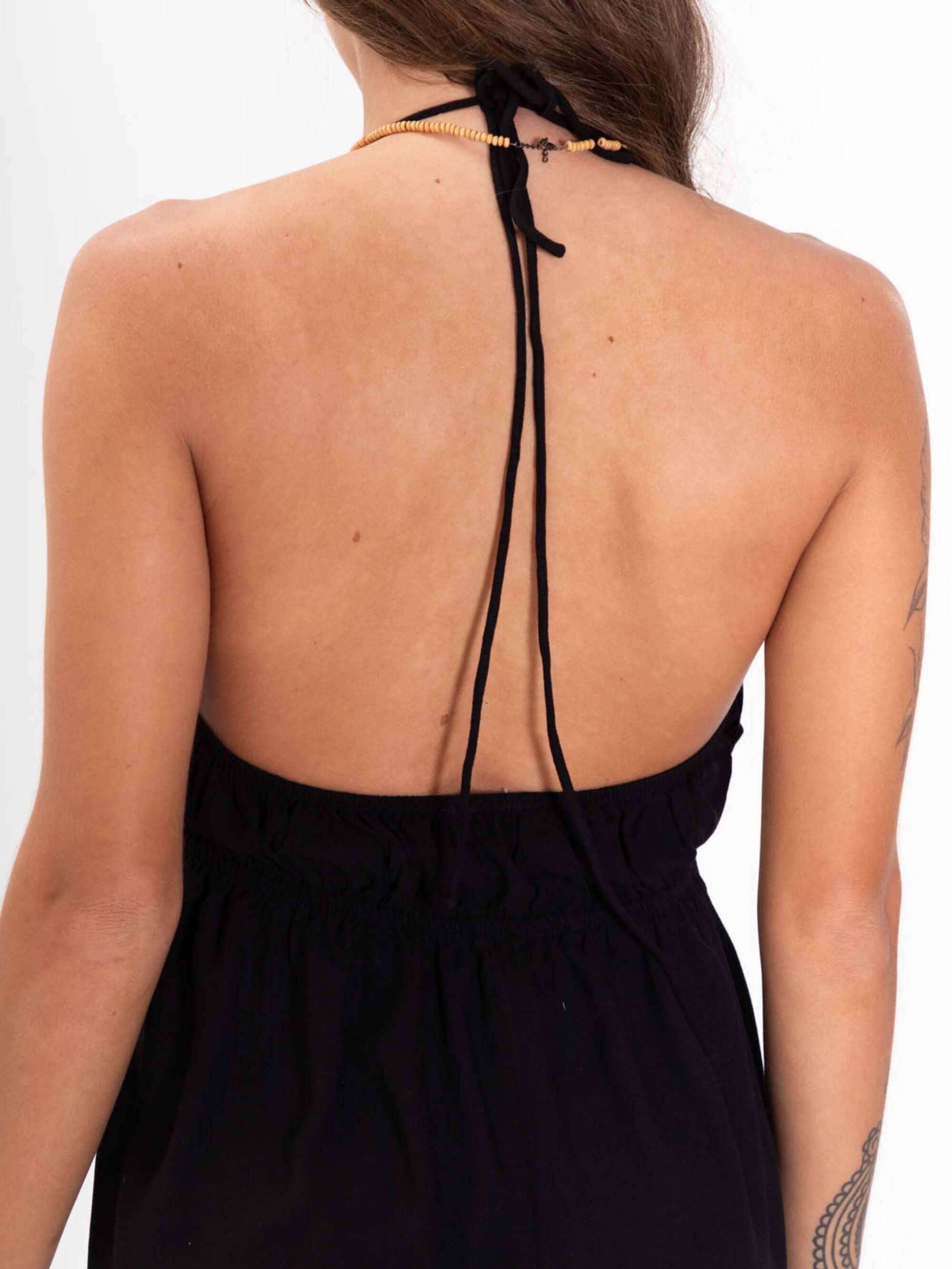 Vista nas costas do vestido curto Abby da Greenish, na cor preta, destacando detalhes e amarrações elegantes.