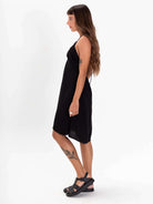 Vestido curto Abby da marca Greenish, na cor preto, modelo elegante e fresco para o verão.