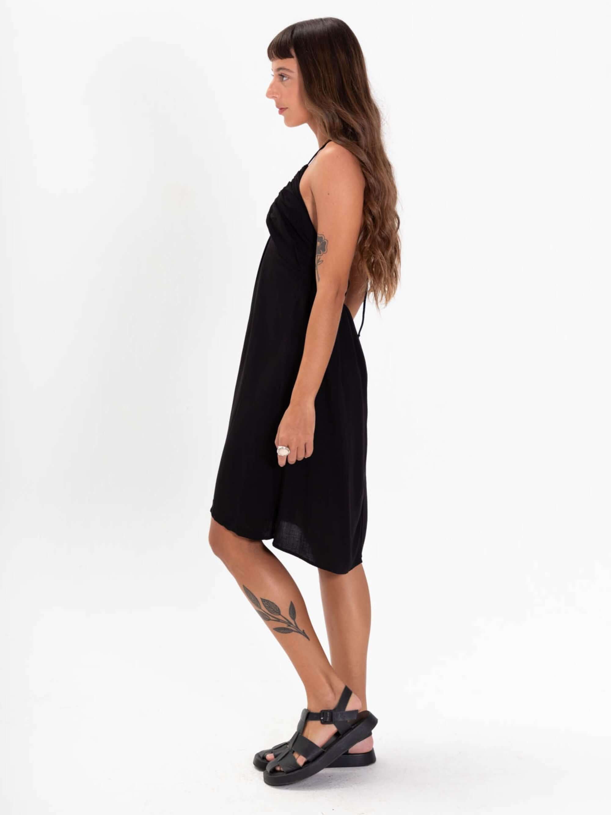 Vestido curto Abby da marca Greenish, na cor preto, modelo elegante e fresco para o verão.