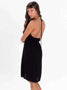 Vestido curto Abby preto da marca Greenish, com detalhe nas costas e ajuste em cordão no pescoço.