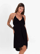 Vestido curto Abby na cor preta da marca Greenish, modelo fresco e estiloso, perfeito para diversas ocasiões.