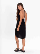 Vestido curto Abby preto da Greenish, perfeito para o verão, com detalhes elegantes e confortáveis.