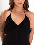 Vestido curto Abby preto da marca Greenish, com decote em V e alças finas, ideal para ocasiões casuais.