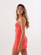 Vestido curto Alina coral da Greenish, modelo ajustado com amarração e costas nuas, perfeito para conforto e sensualidade.