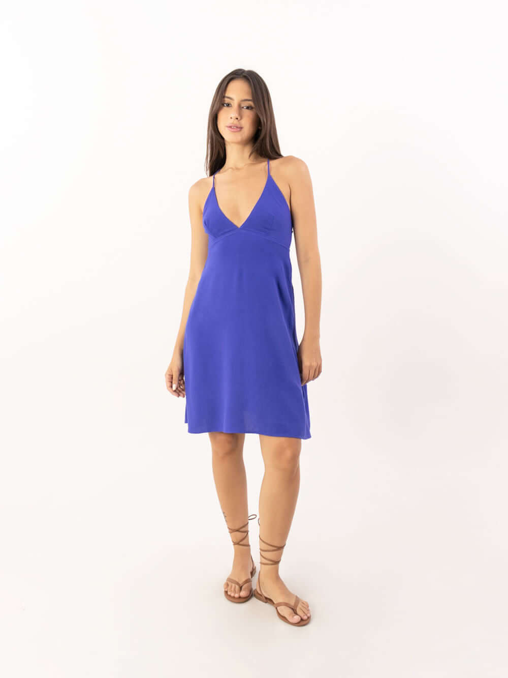 Vestido curto Amanda azul da marca Greenish, leve e prático, com decote em V e alcinhas.