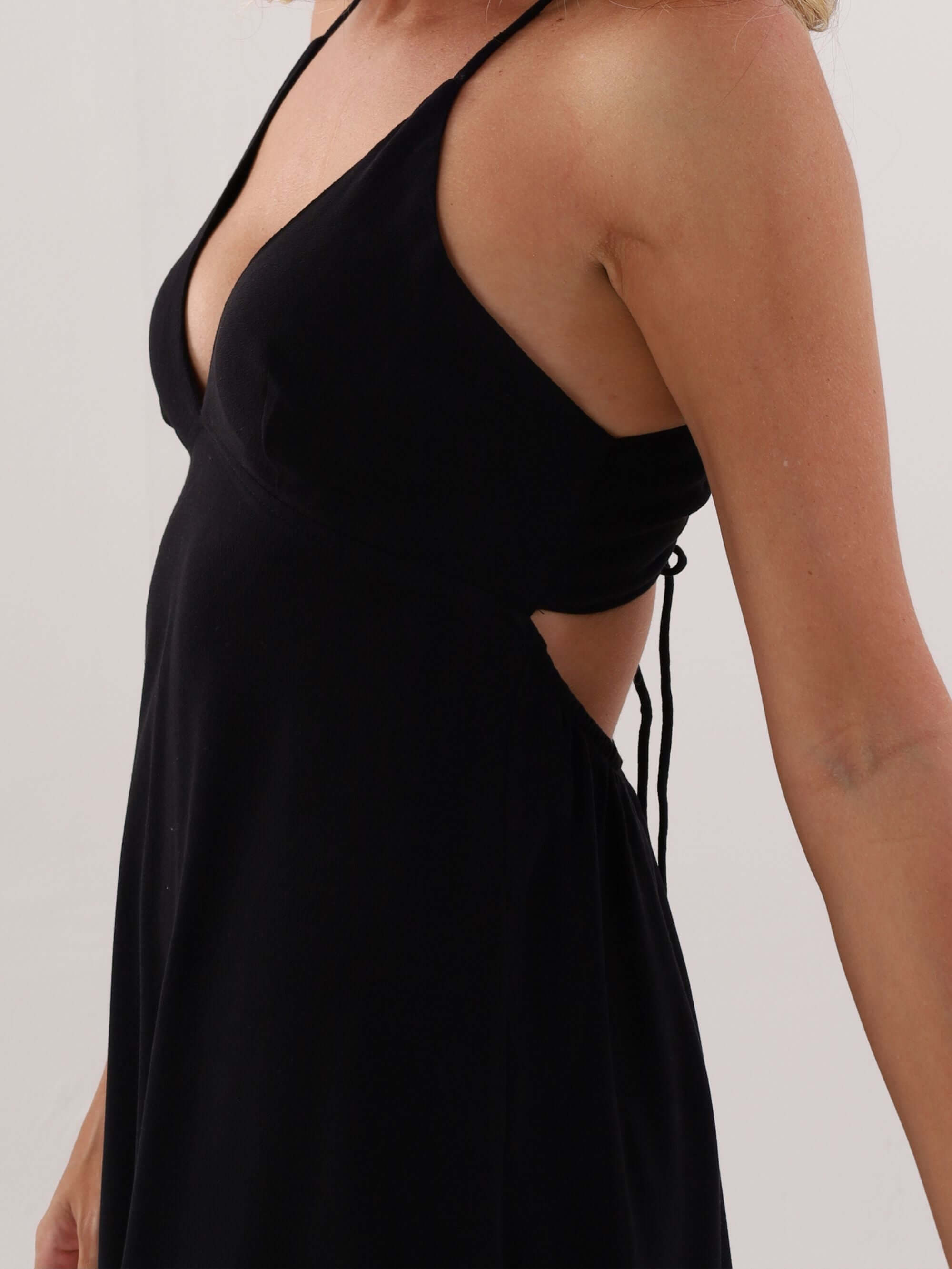 Vestido Curto Amanda Preto da Greenish, leve e prático, com decote em V e alças ajustáveis.