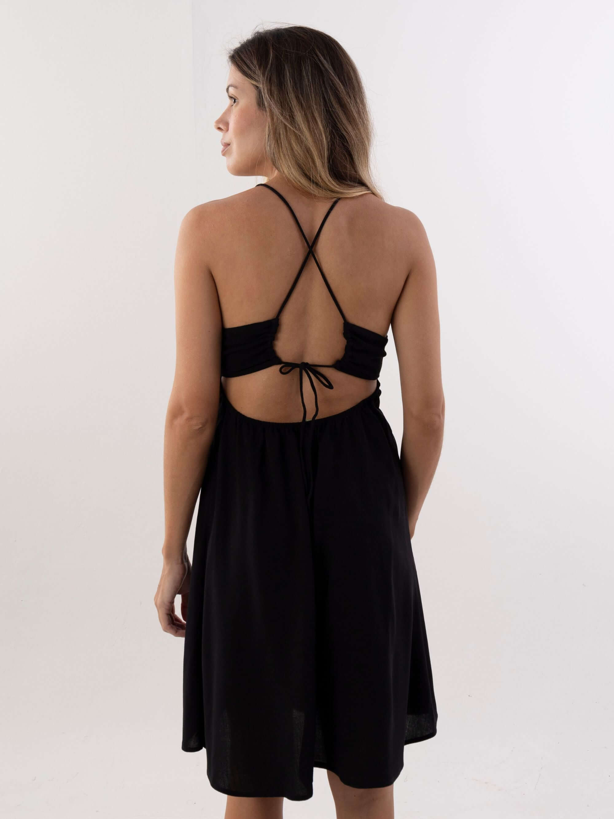 Vestido curto Amanda preto, costas com alças cruzadas e caimento leve, da marca Greenish.