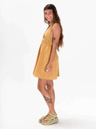 Vestido curto Billy bege da Greenish, ideal para looks casuais e confortáveis, enfatizando estilo e praticidade.