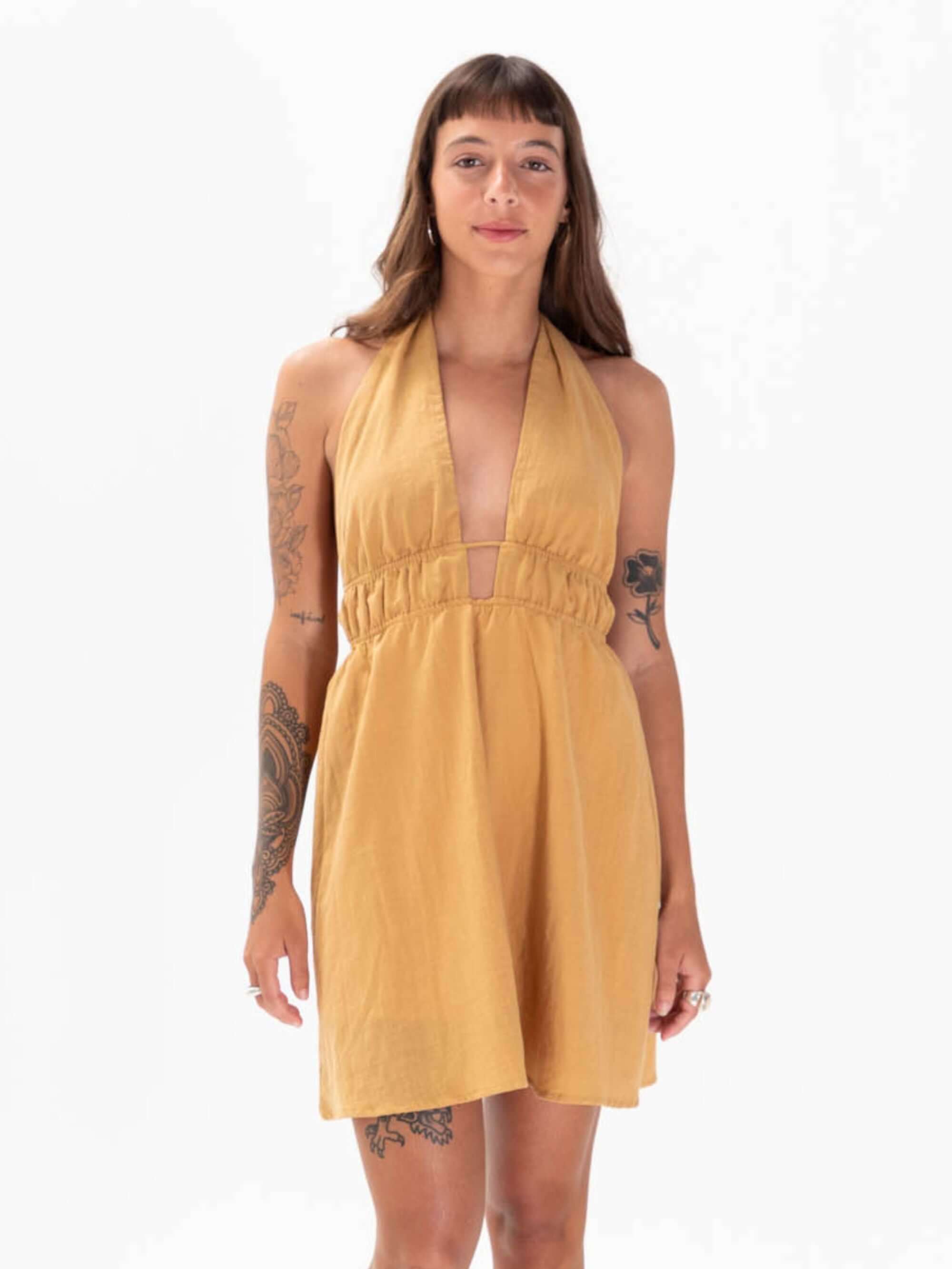 Modelo usando o vestido curto Billy bege da marca Greenish, com design atraente e estilo descontraído.