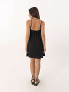 Vestido curto Bruna da marca Greenish, modelo preto com detalhe torcidinho e pala de lastex nas costas.