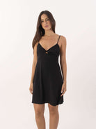 Vestido curto Bruna preto da Greenish, em viscose leve, com detalhe no decote e pala de lastex nas costas.